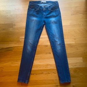 EUC Levi’s DemiCurve Low Rise Skinny Jean Size 28